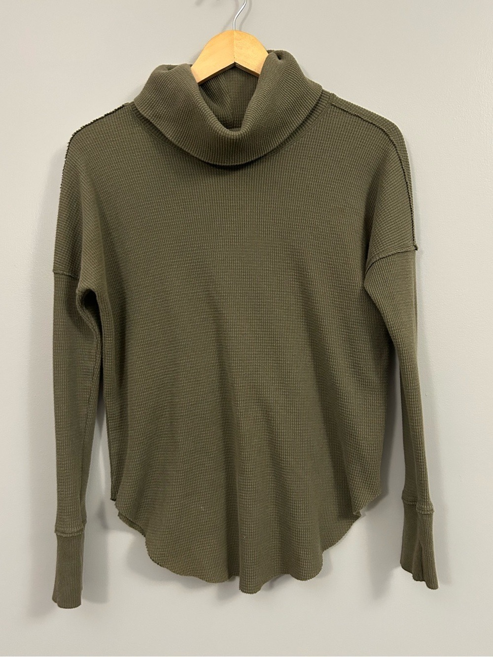 Aritzia TNA Olive Green Waffle Knit Turtleneck Small